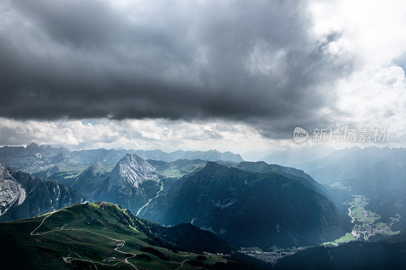 Trentino上阿迪杰，意大利:Dolomites - Pordoi山口，徒步到Piz Boè， Sella集团